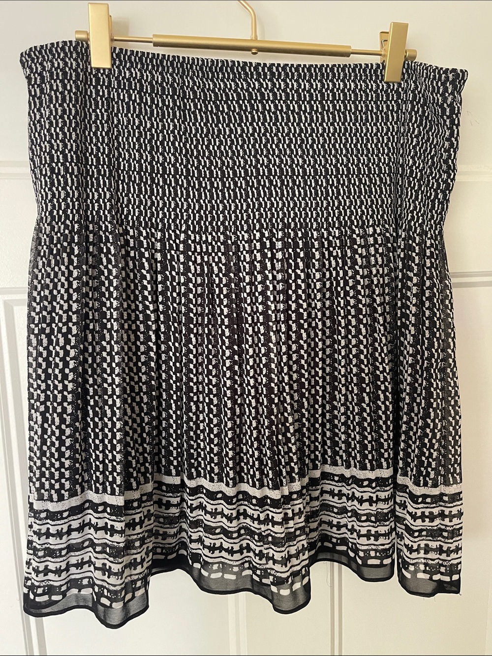 Max Studio Black and White Geometric Pleated Midi Skirt